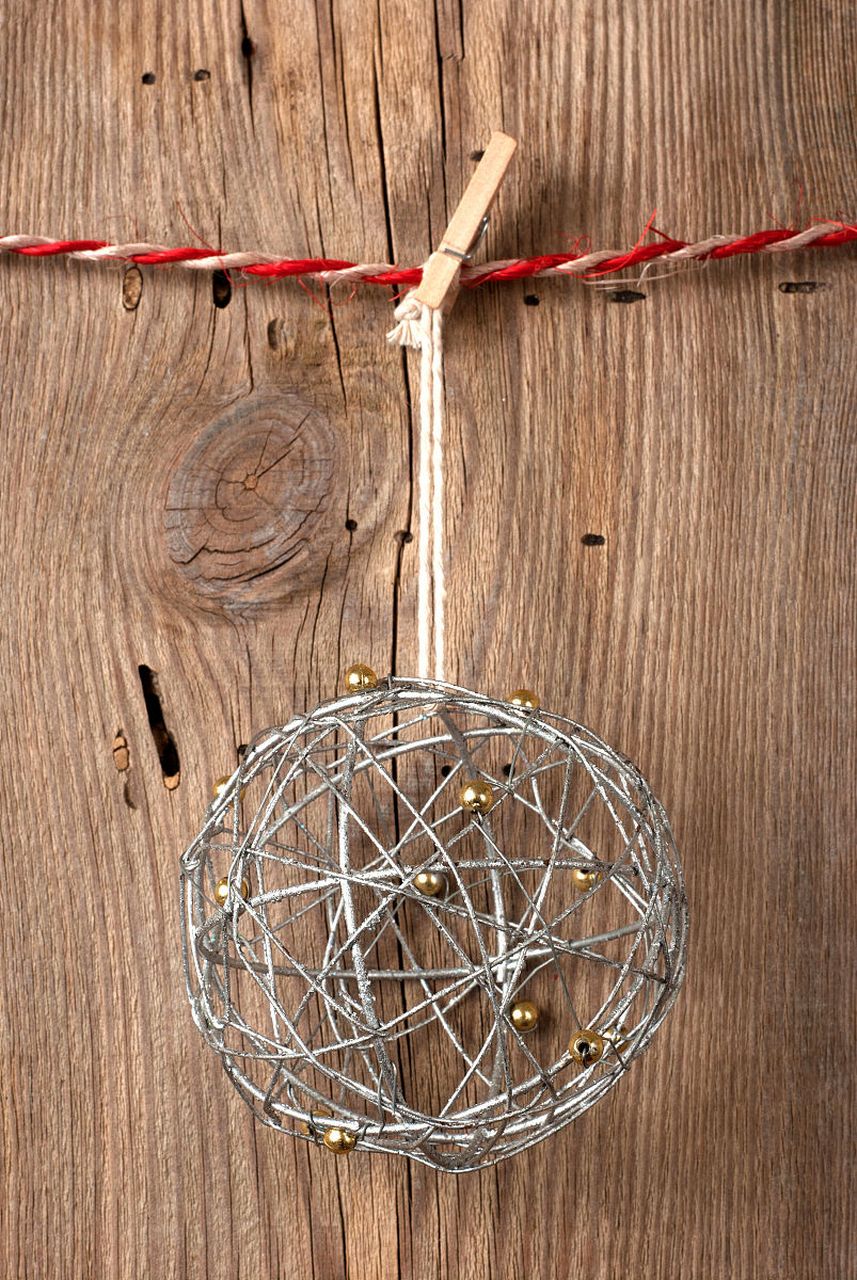 文章介绍了如何使用铁丝制作一款简单而富有创意的手工艺品——铁丝