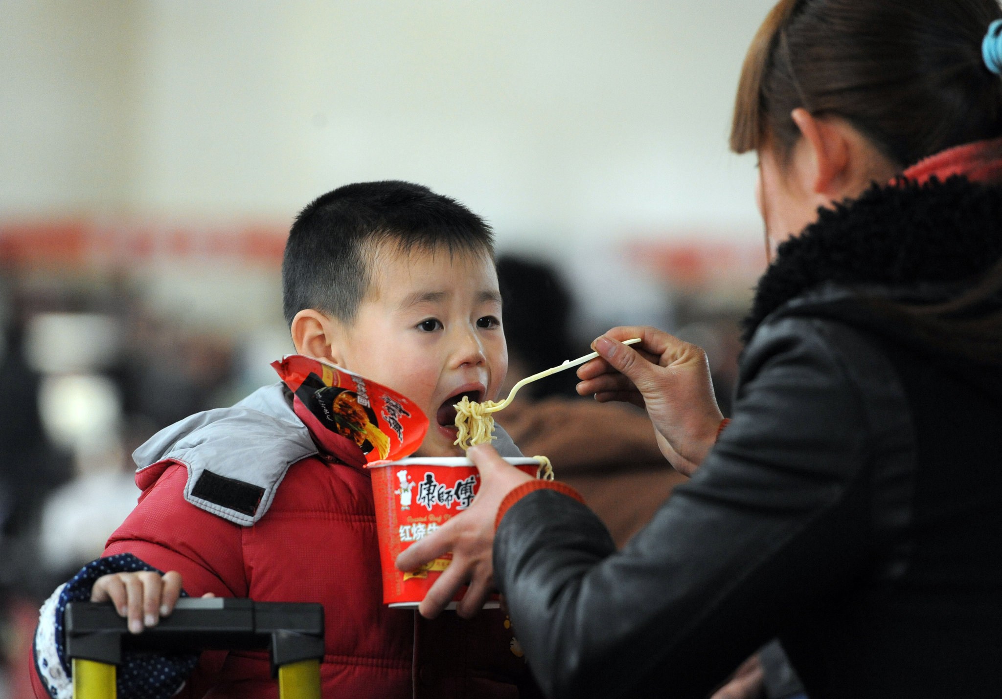 春运路上,吃方便面的乘客为何越来越少了,是大家都吃腻味了吗?