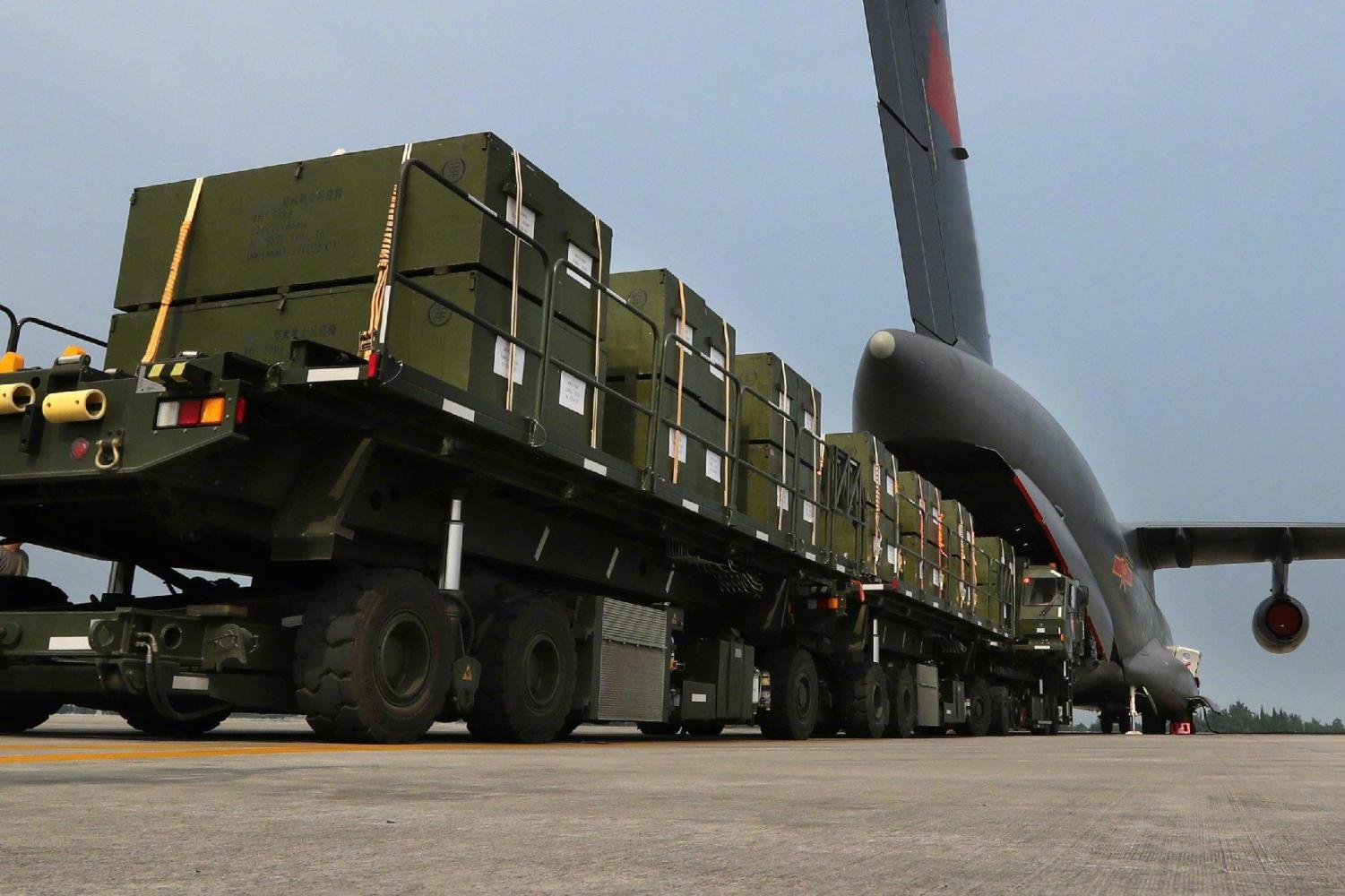 中国大批运输机两小时运千吨物资,高原作战不愁弹药