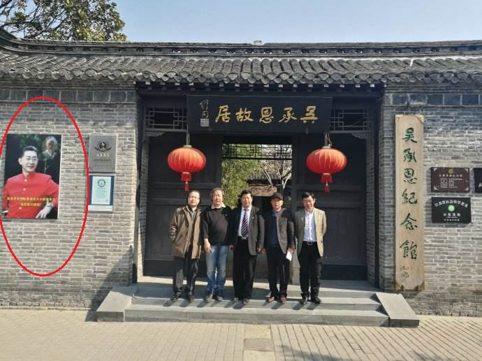 近日,吴承恩故居澄清挂满六小龄童照片引起了争议,很多网友对此感到很