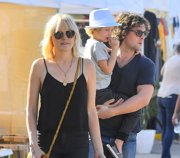 玛琳·阿克曼与老公轮流带娃欢乐多,唐纳利抱继子玩亲亲超有爱