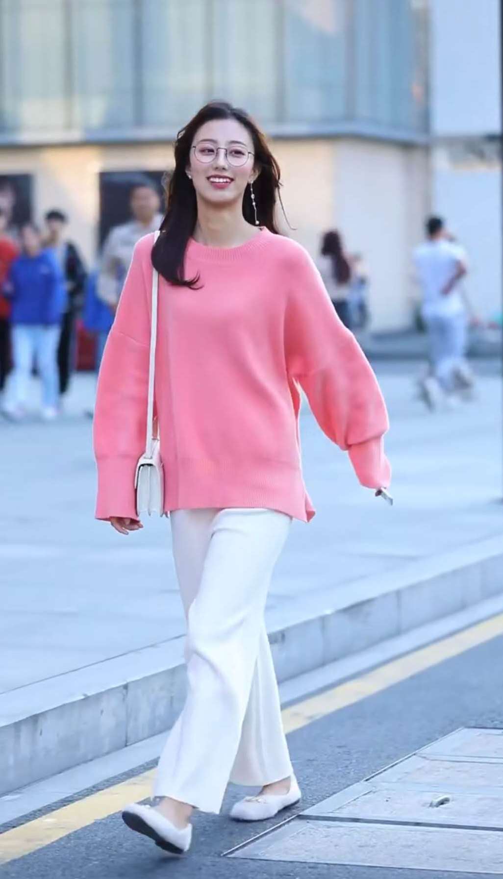 小姐姐粉色毛衣搭白色裤子,活力十足,满满少女风!
