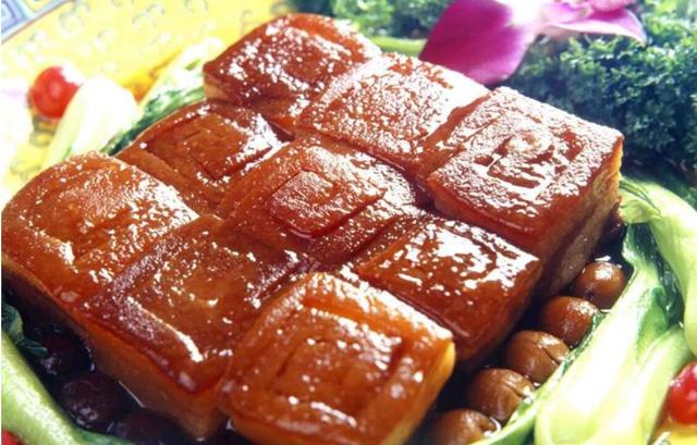 宫廷万福肉,如同一朵鲜花,色艳肉香,口感非常软糯,而且不油腻