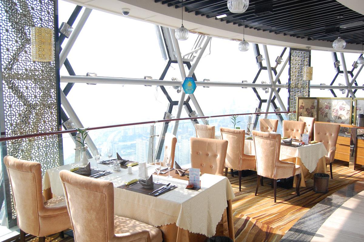 世界上最高的旋转餐厅,约423米高,不是东方明珠空中