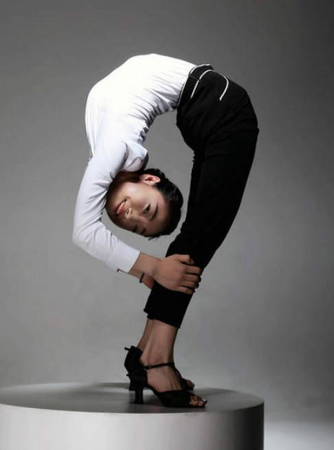 中国第一柔术美女,身体能轻松摆出"m"的形状,网友:动作真多