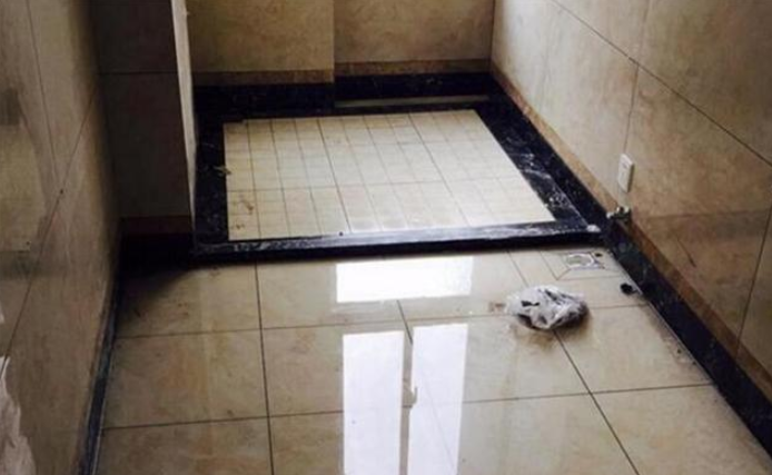 卫生间出现积水,泥工师傅却联系不上,最后业主自己处理