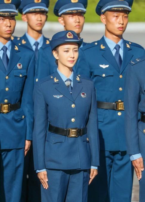 女星军装照盘点:蒋欣像个"土肥圆",杨幂佟丽娅超美