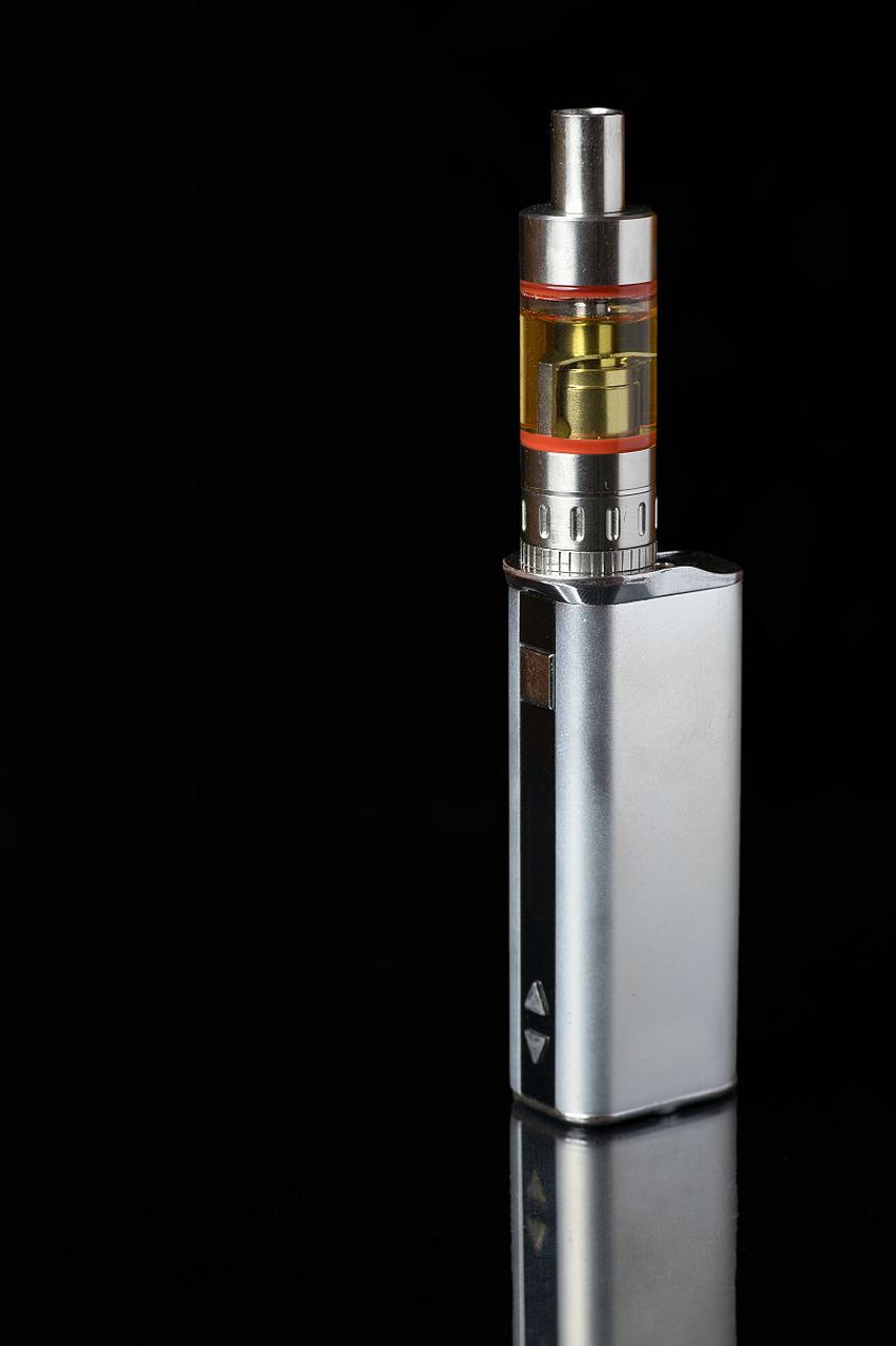 使用电子烟需要选择合适的设备和烟油,按照说明书的要求进行操作,避免