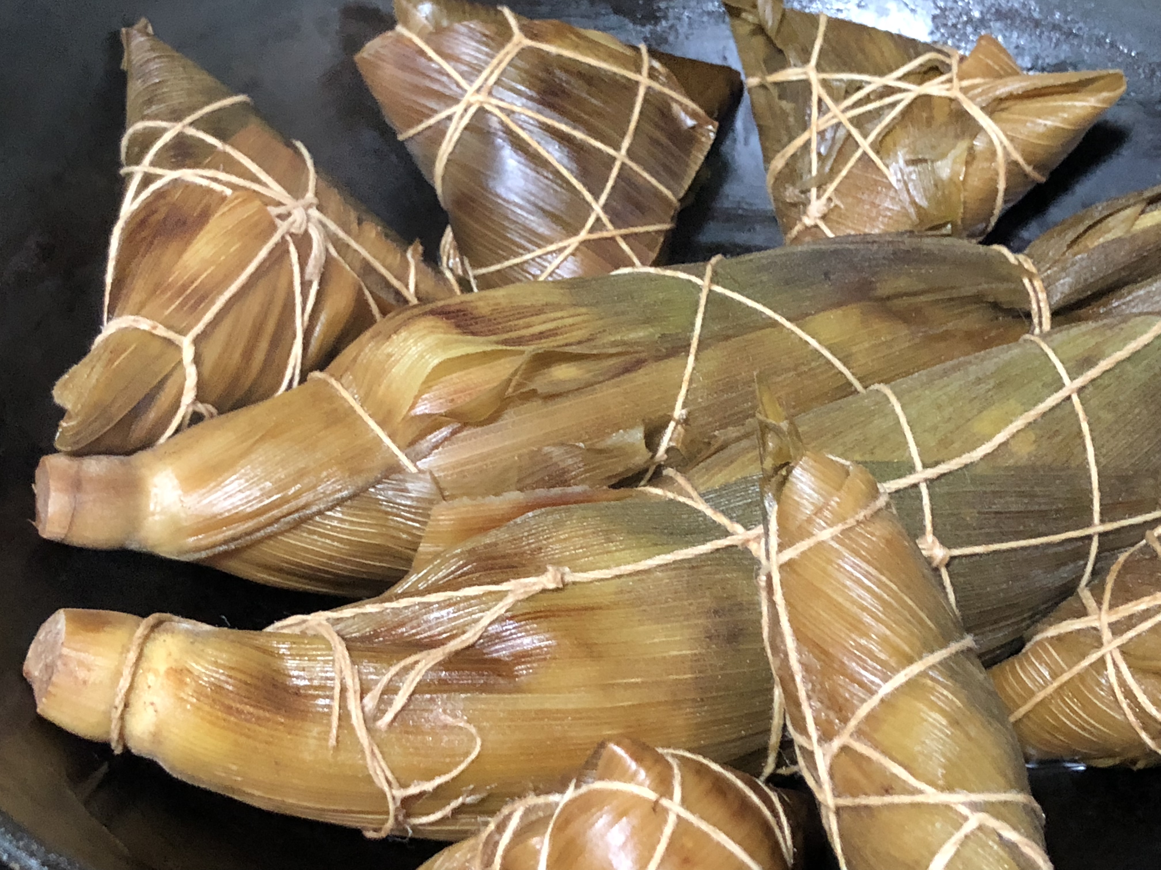 用玉米叶包粽子,一天能卖几千份,不爱吃的都能吃下5个,太香了