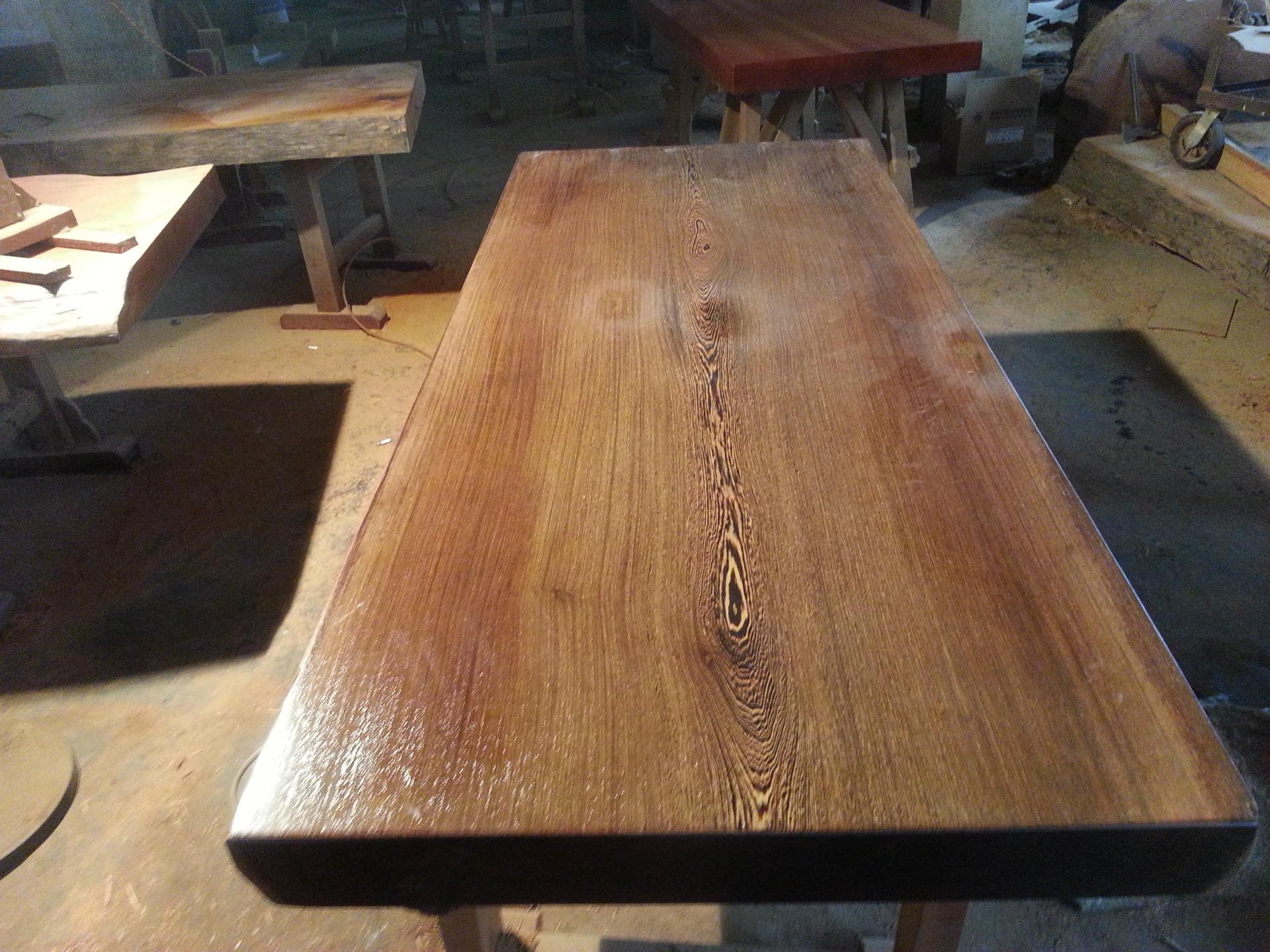 取材于海拔2300米的长白山原始森林,由十分珍贵的千年铁桦木之根雕琢