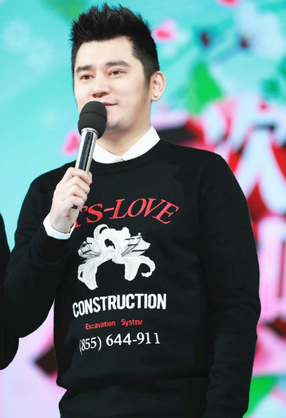 钱枫建军节晒年轻时军装照,一身正气颜值爆表,与现在判若两人!