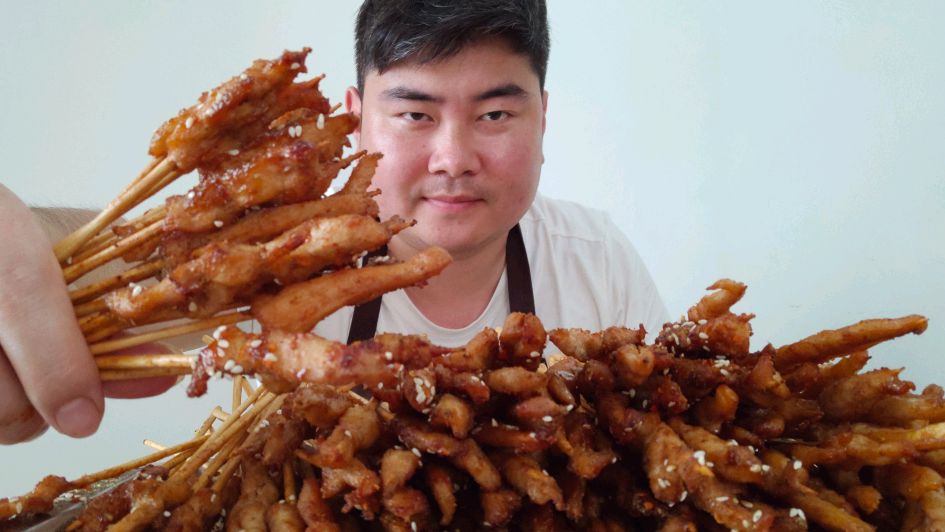 外面10块钱20串的鸡肉串串自己在家做,先腌后炸,比烧烤都香