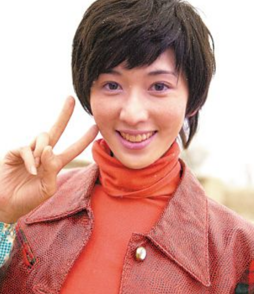 吴君如,饰演的皇后,这大红的香肠嘴,真的是很"性感".
