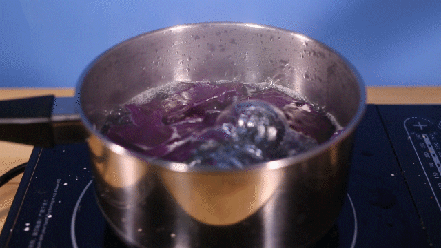 用紫甘蓝汁像变色龙那样变出不同的颜色!