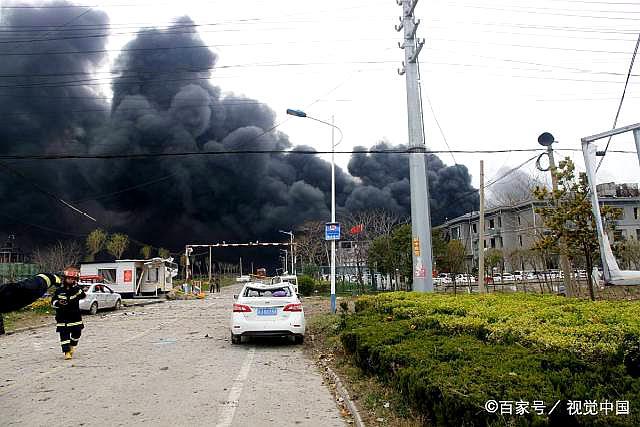 江苏盐城爆炸事故已致6死30重伤 附近楼房门窗全毁