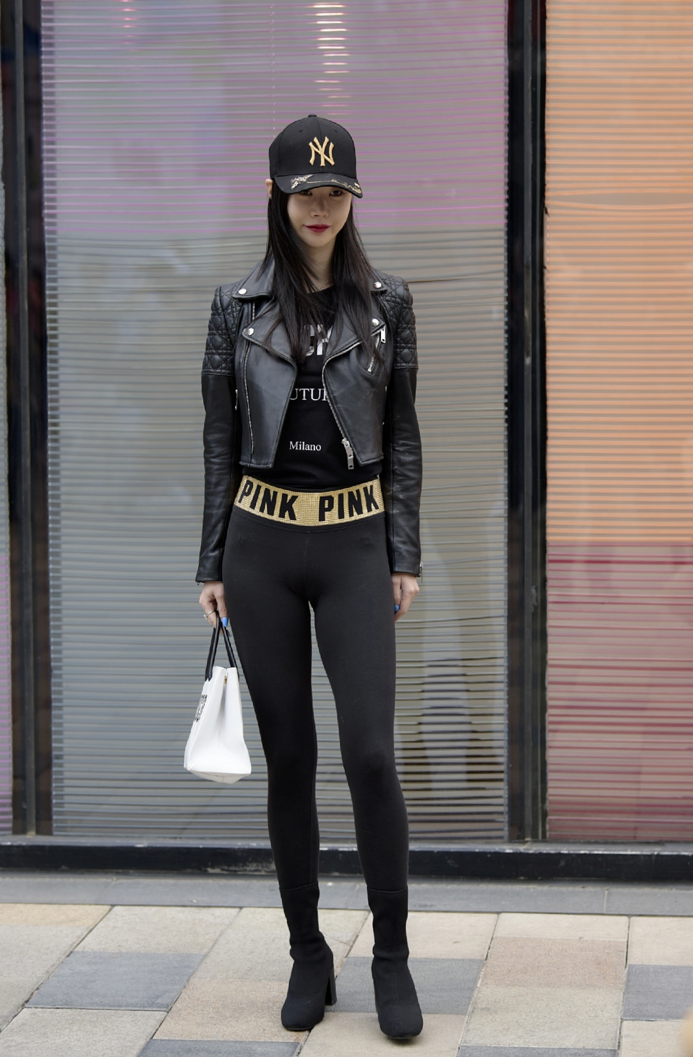 北京街拍:黑色紧身裤搭配短款皮衣的女孩,帅性又显身材曲线美