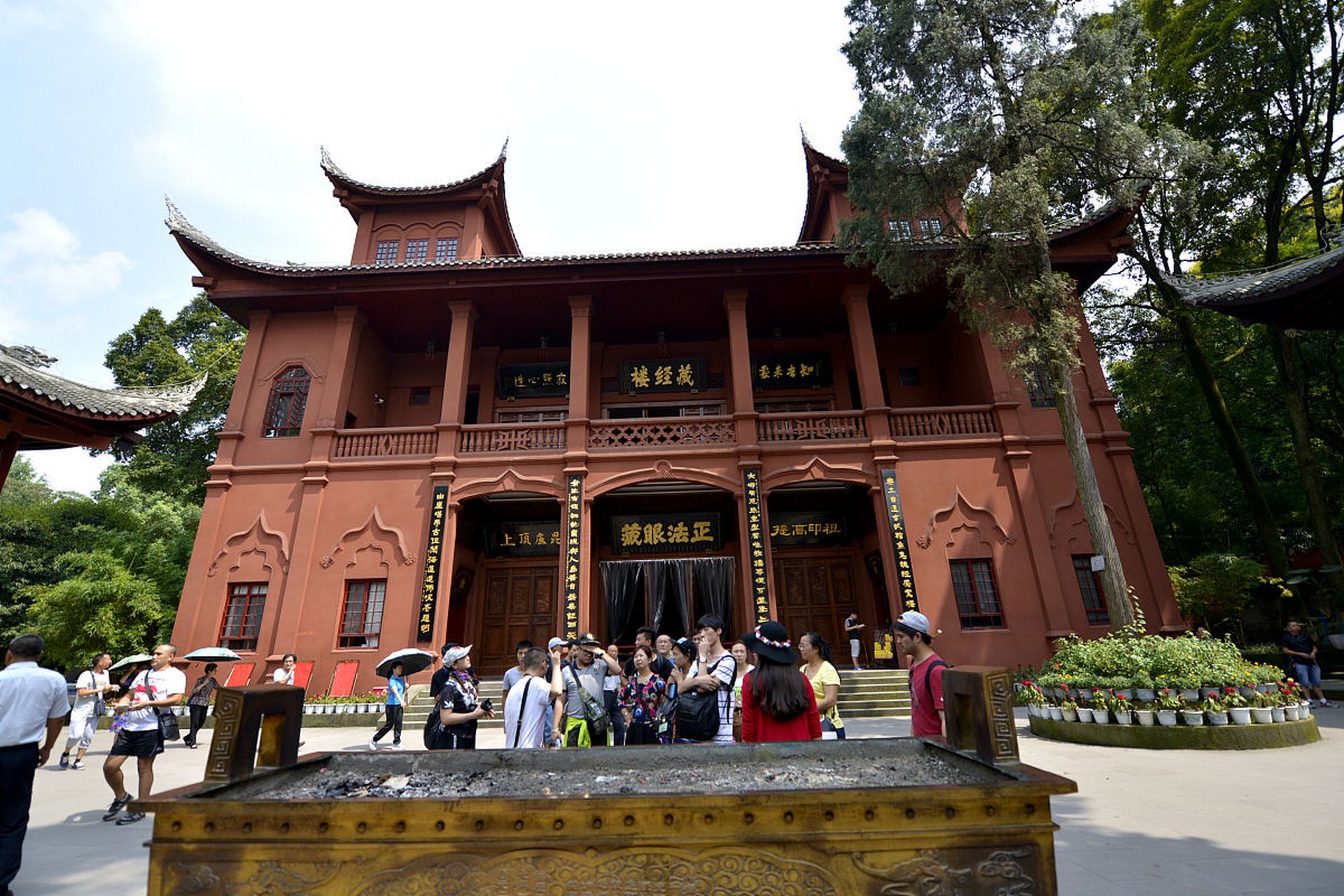 今天,我再次踏上了旅行的道路,我的目的地是四川乐山的凌云寺.