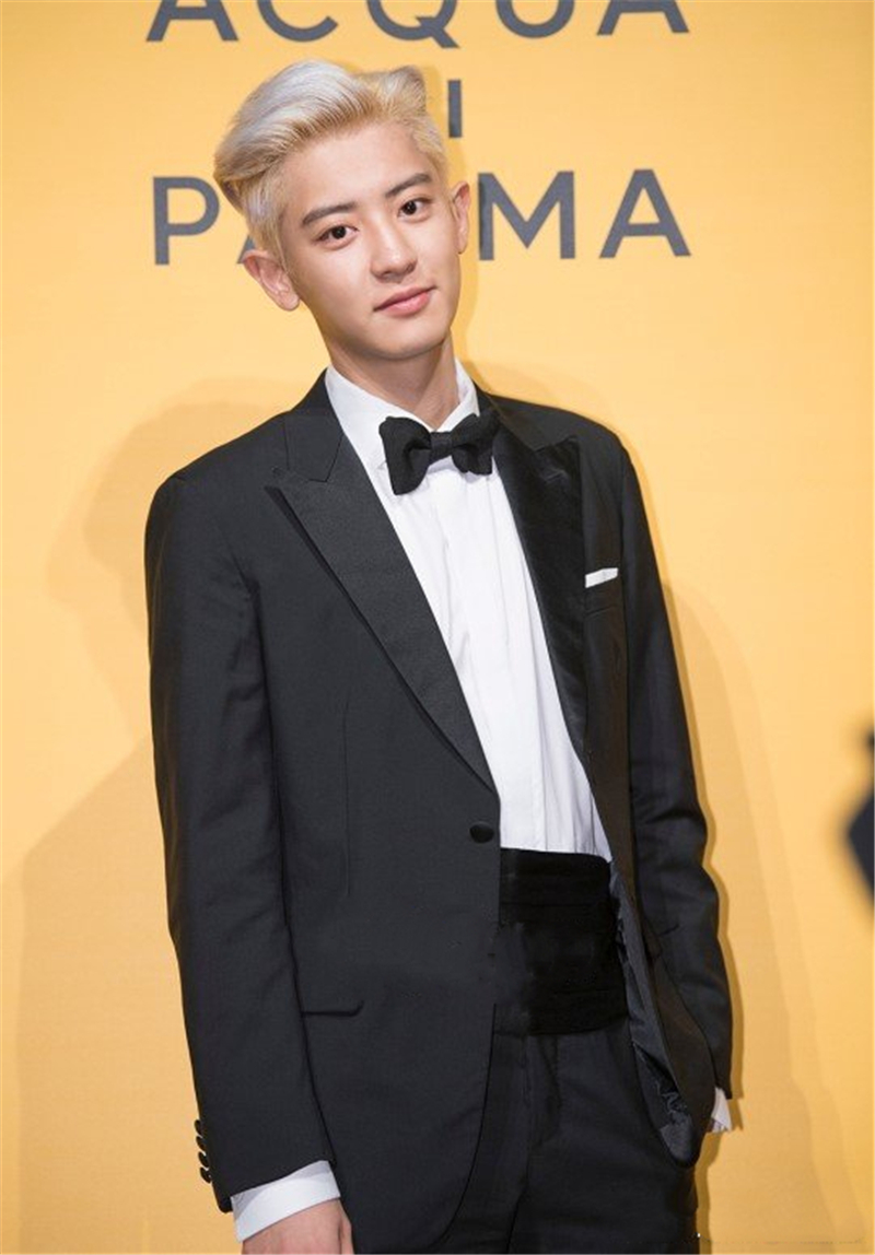 朴灿烈出席活动状态佳,185穿西装秀出优越比例,长腿让人羡慕