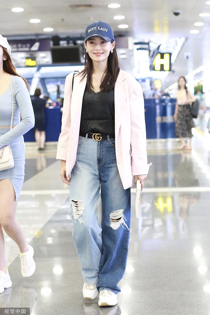 "纯妃"王媛可装扮潮酷不失甜美 手拿英语书时刻"充电"