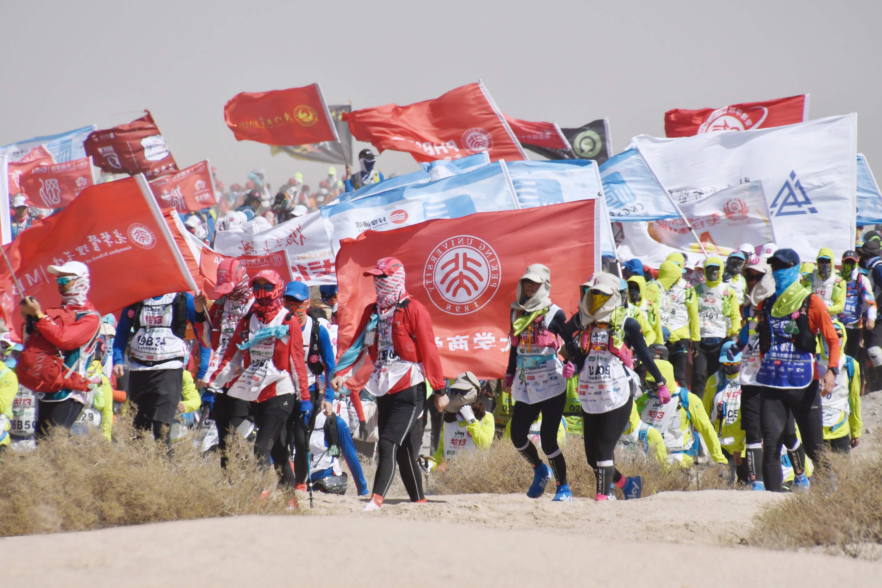 第十三届玄奘之路商学院戈壁挑战赛开赛(2)