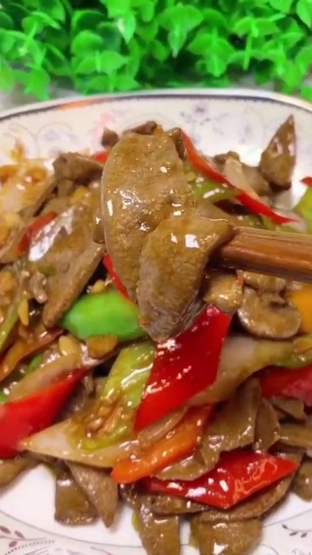 溜猪肝,只需要青红辣椒的搭配,即能做一道入口滑嫩的美味