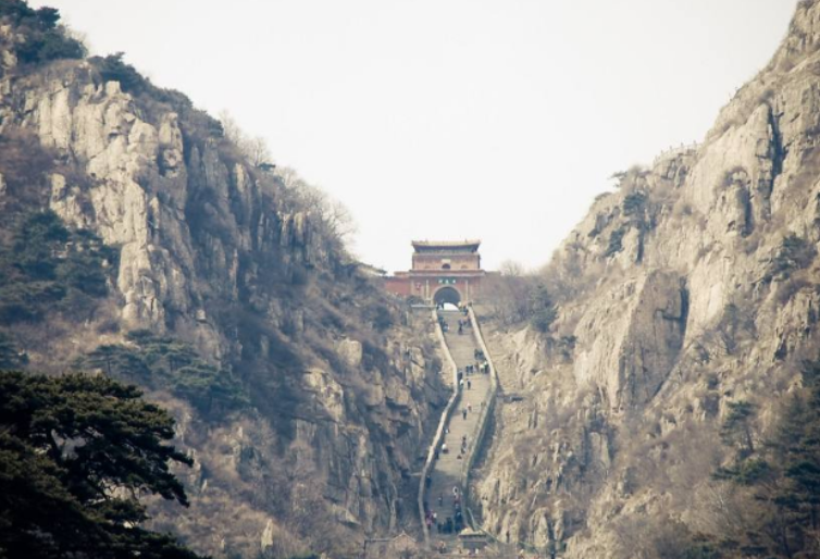 泰山是山東丘陵中最高大的山脈,地層為華北地臺典型基底和蓋層結構區