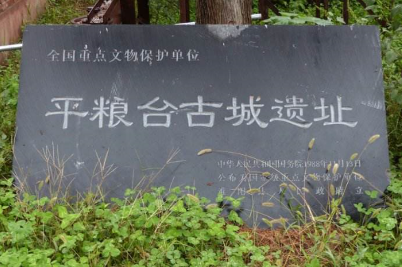 "灰坑葬"的遗存,如淅川下王岗,邯郸涧沟,西安客省庄,少数可能是凶死者