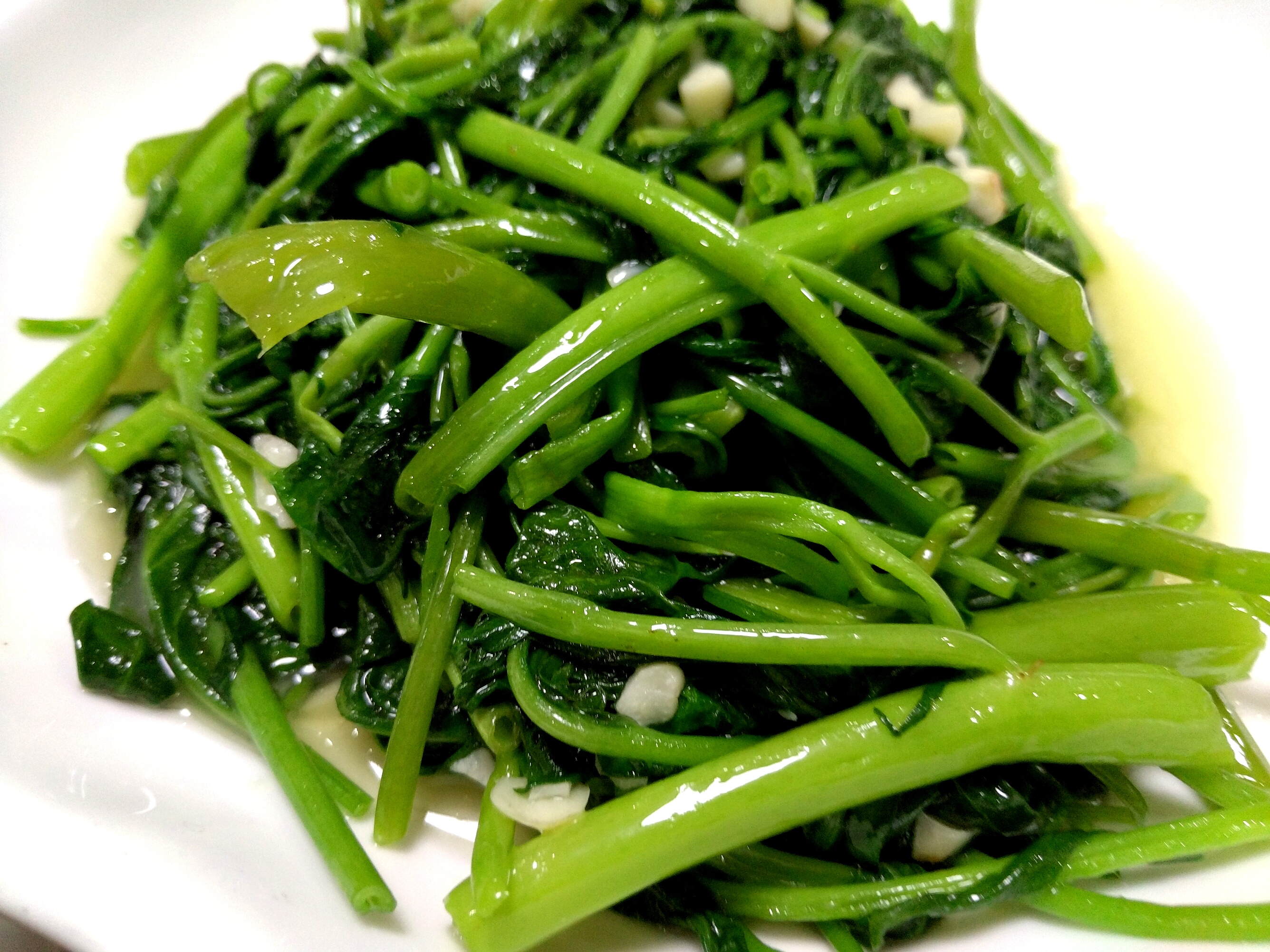 在美国,对空心菜的喜爱已经达到了当主菜吃的地步,外面一把五六元的