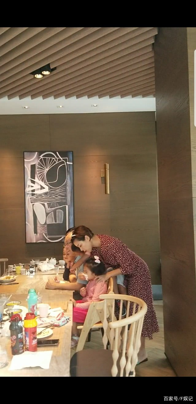 一家三代乐也融融!陈茵媺带3位子女和父母一起去主题乐园玩耍 一家三代乐也融融!陈茵媺带3位子女和父母一起去主题乐园玩耍