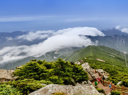 宝鸡市的秦岭被尊为"华夏文明的龙脉",主峰太白山3771