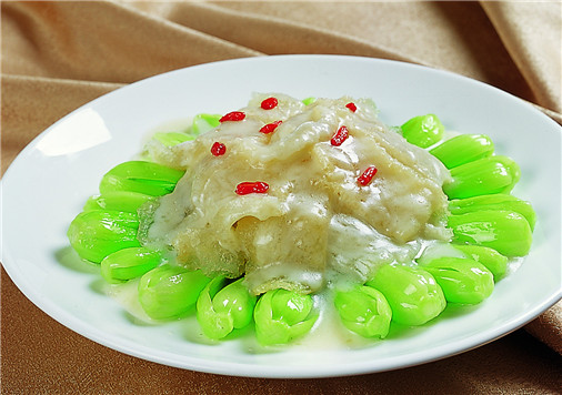 奶油扒鱼肚:此菜为"汴梁十二扒"之十,色泽柿黄,汁浓菜烂,是汴京传统