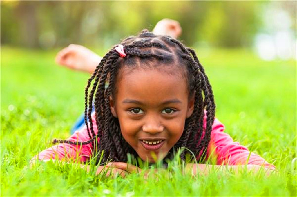 3岁男孩被"黑人宝宝"吓蒙圈,哭着找妈妈问:这是啥啊!