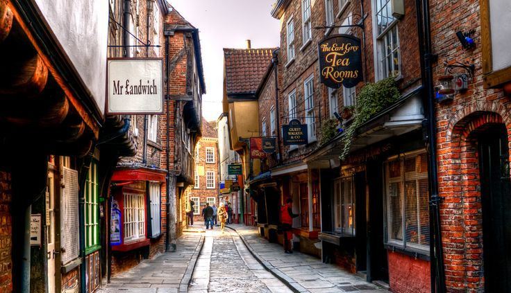 约克肉铺街是英国迄今为止保存的最完整,最古老的中世纪街道.