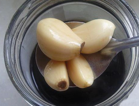 做糖醋蒜时,记住糖醋比例和1个小妙招,大蒜脆甜爽口,还易保存