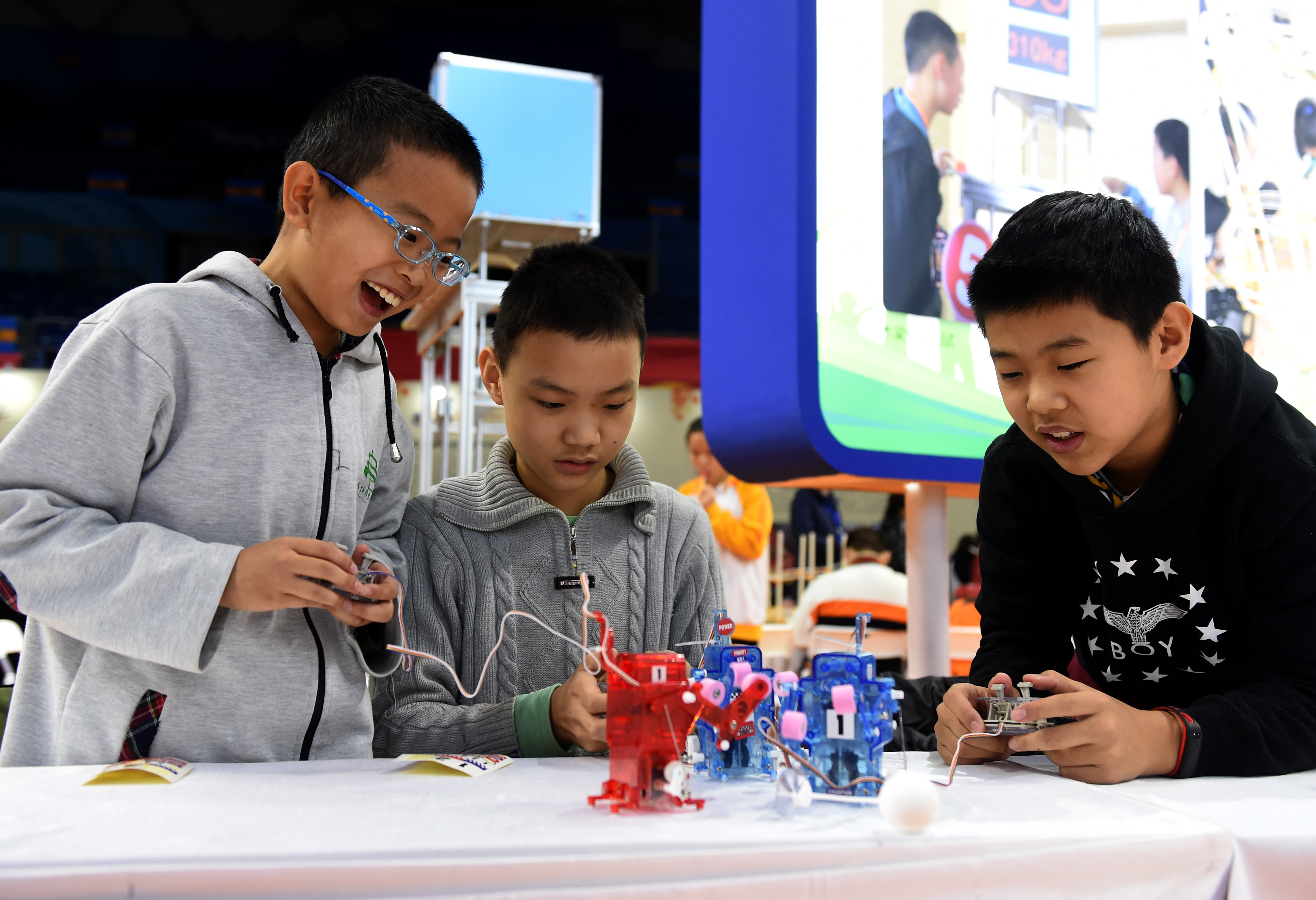 北京市举办中小学生特色科技活动展