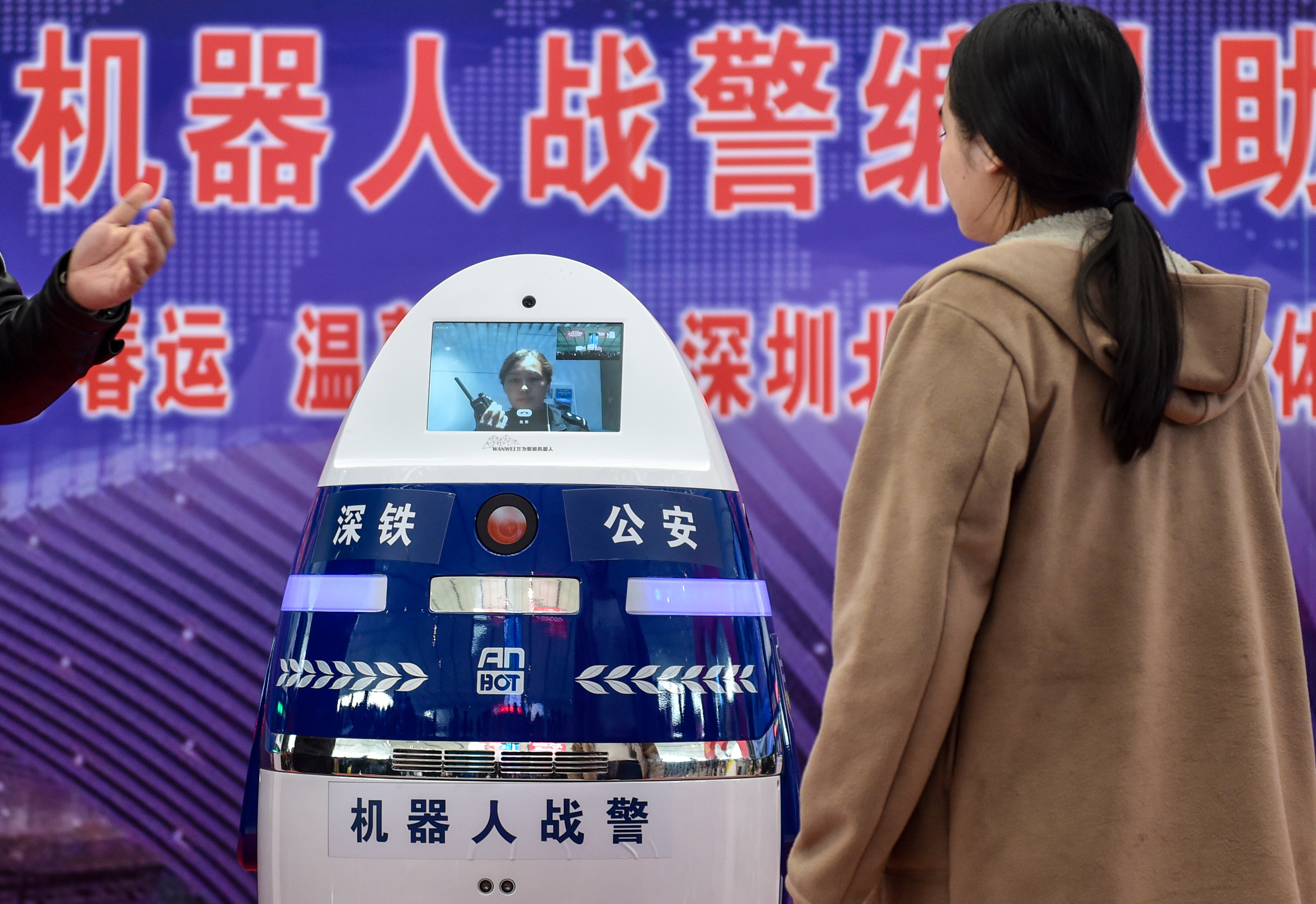 (社会)(2)机器人警察编队亮相深圳北站