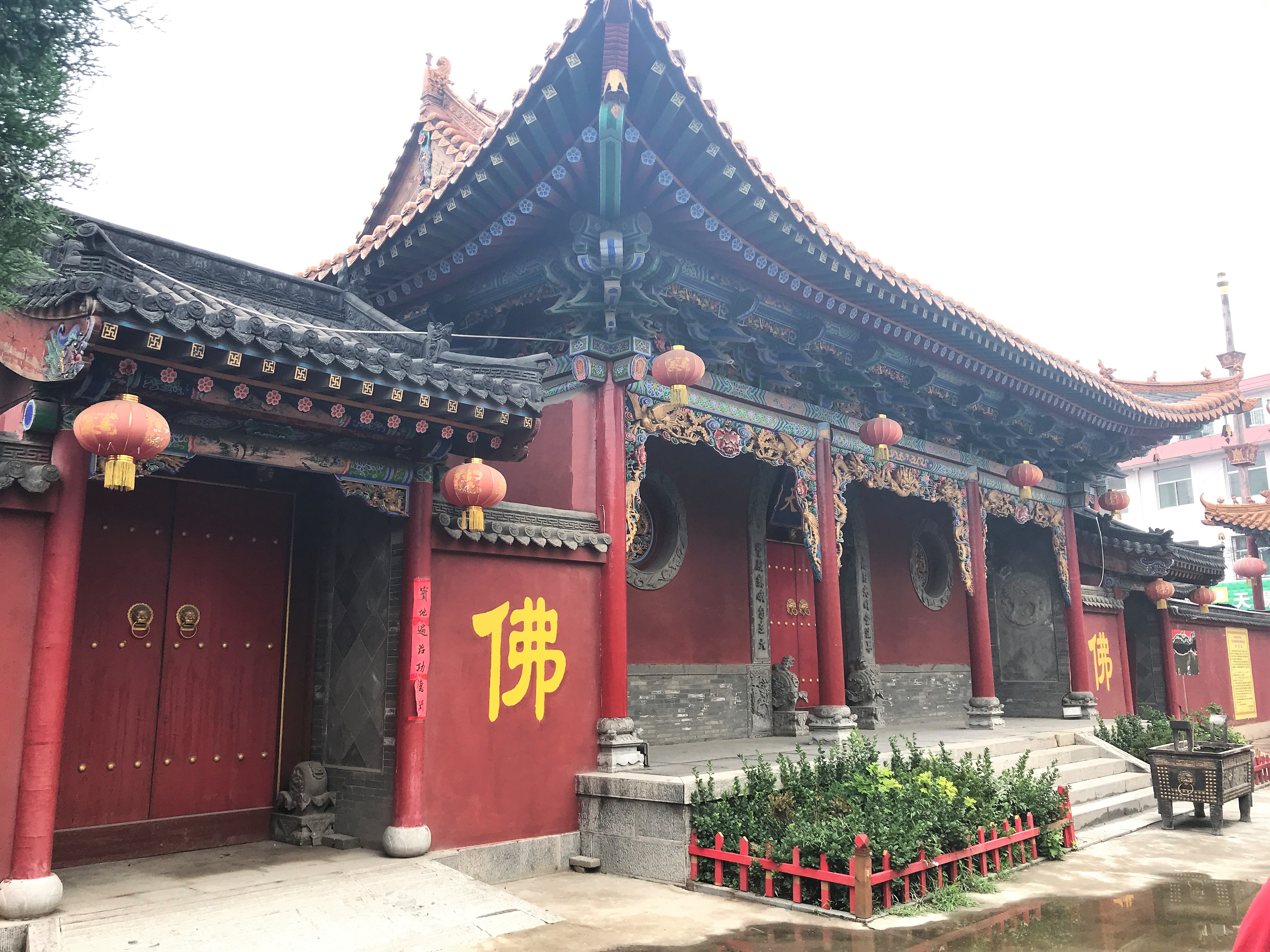 妙觉寺的山门,即天王殿寺庙坐东向西,整个占地面积约669平方米