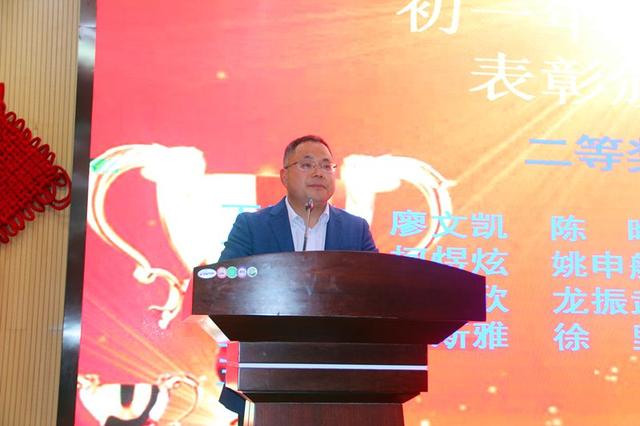 奉献赢得荣光——记黄州中学历史教师,班主任朱全华