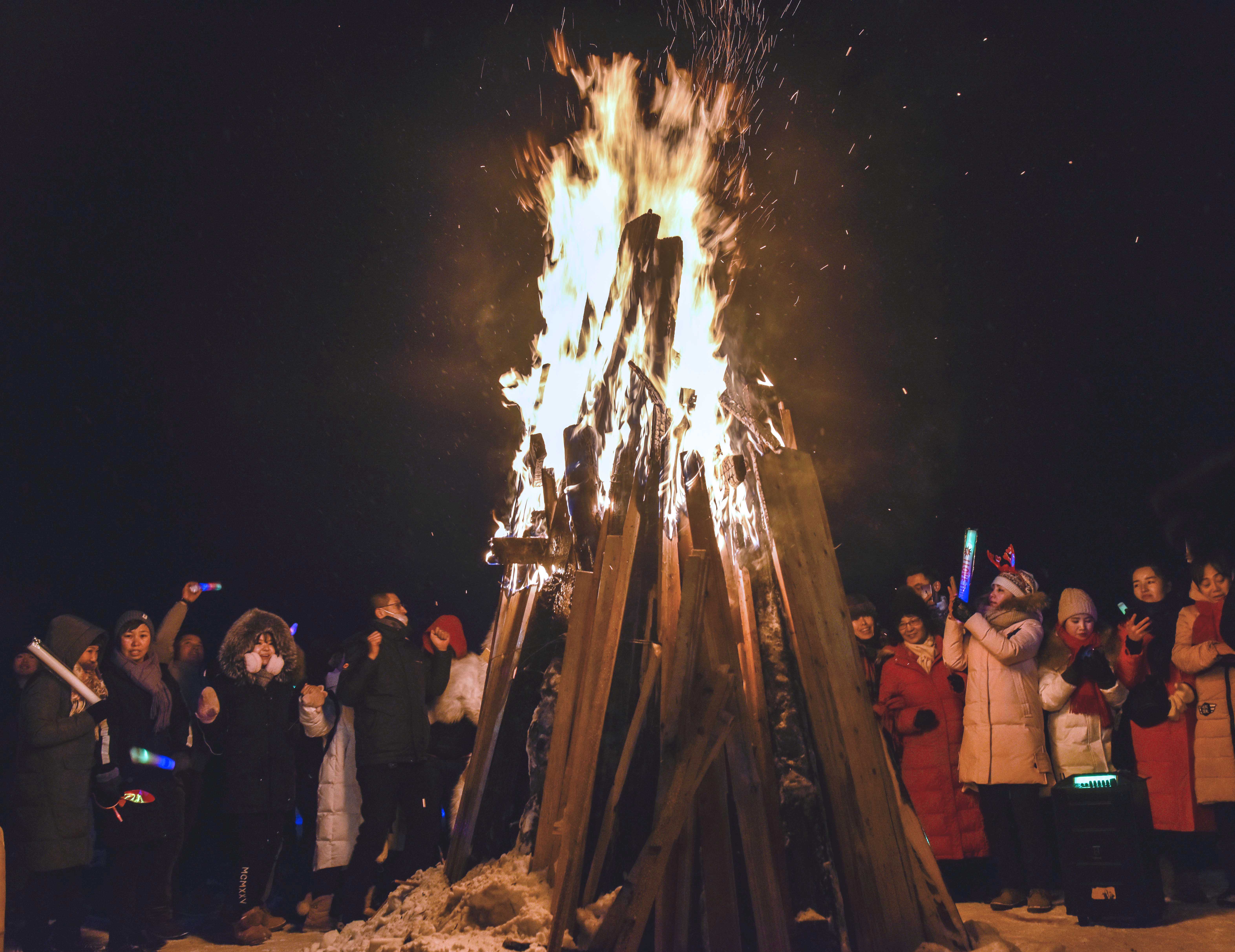 2018年12月31日晚,新疆禾木雪乡举办篝火迎新晚会,来自各地的油客