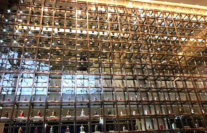 茅台厂有一面"酒墙",藏了388瓶酒!价值上亿,土豪也只能看看