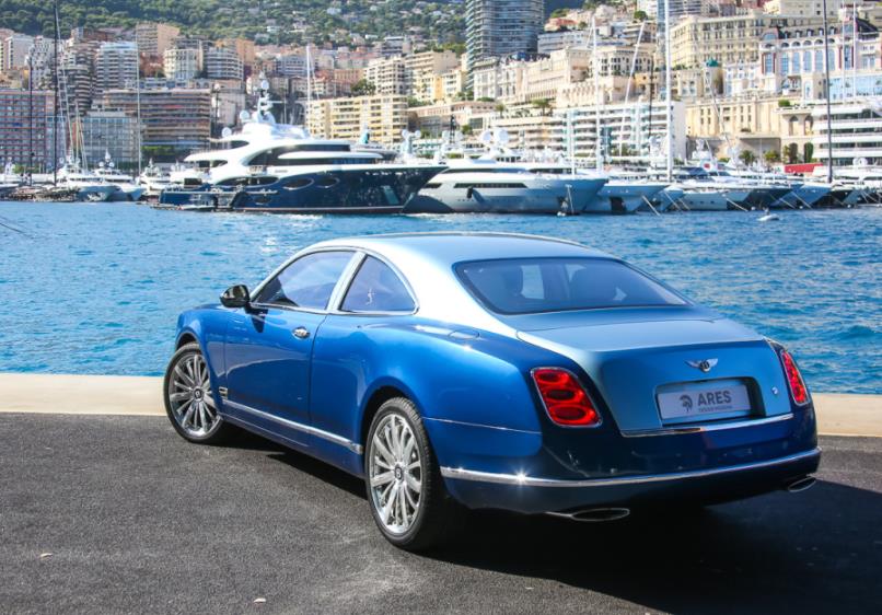 双色拼接宾利慕尚,帝王蓝现身摩纳哥游艇海港,刚提车就来街拍