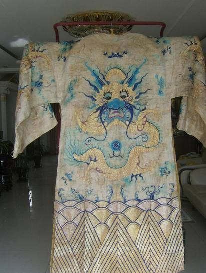 九,五两数,通常象征着高贵,在皇室建筑,生活器具等方面都有所反映.