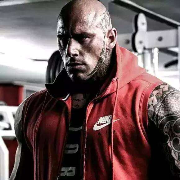 《终极斗士》的肌肉巨兽晒照,全家同框搞怪,怀抱女儿父爱满满!