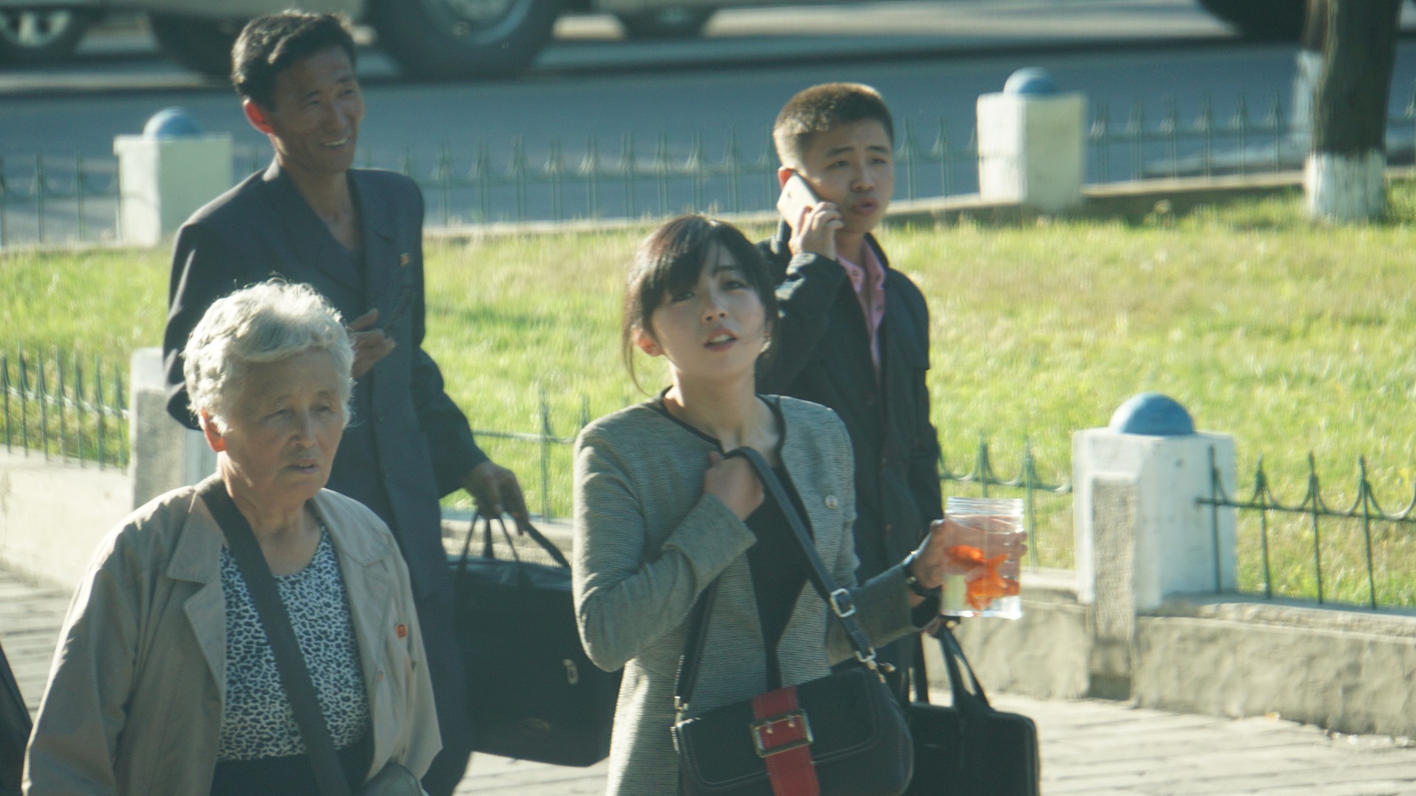 朝鲜视觉:实拍朝鲜平壤街头时髦漂亮的姑娘们!