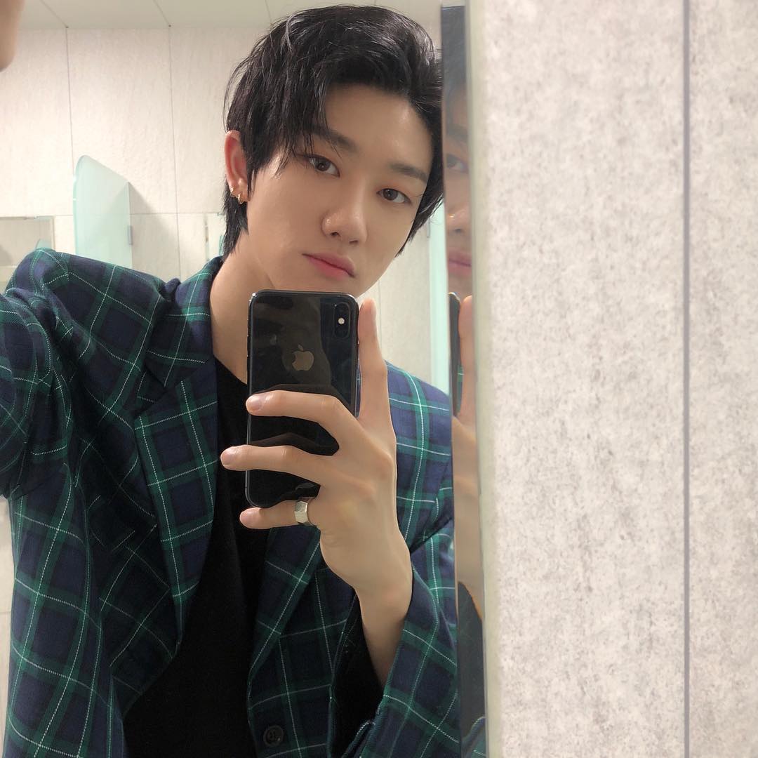 "人生即画报"seventeen徐明浩挑战复古风格纹西装造型