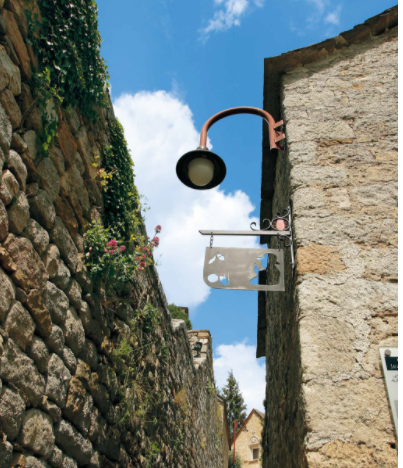 在这里法布尔一边进行观察和实验,一边整理前半生研究昆虫的观察笔记