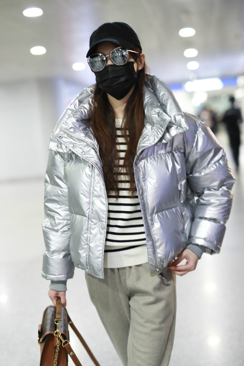 唐嫣戴棒球帽穿银色羽绒服现身机场,戴墨镜和口罩遮捂好严实