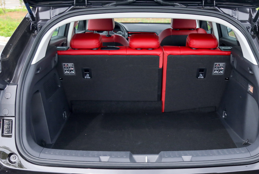 储物空间:后备箱很宽很深,后座放倒能放大件物品,盖板下没有利用到位
