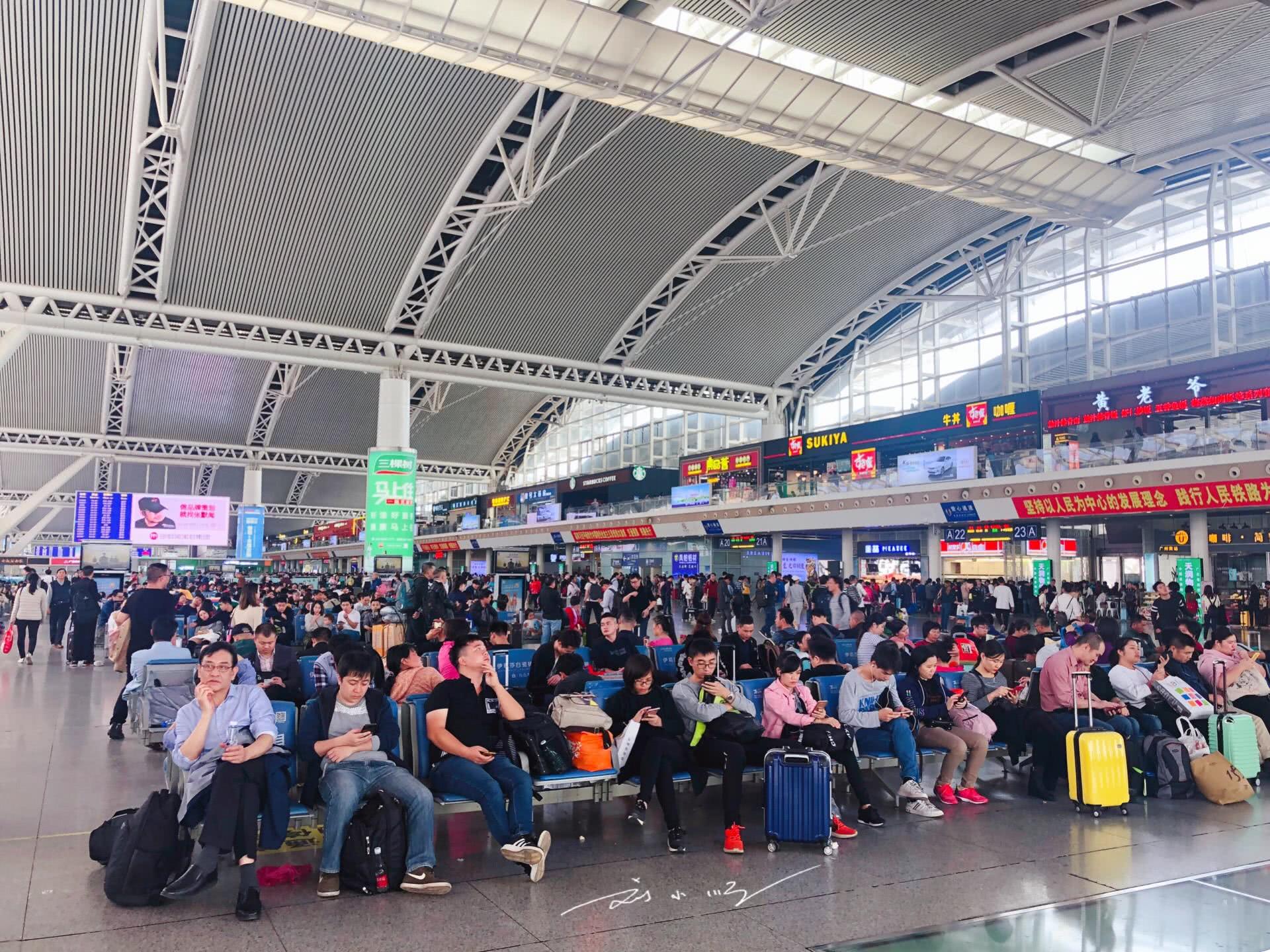 从广州坐高铁去香港,实拍广州南站和西九龙站,你看有什么差距?