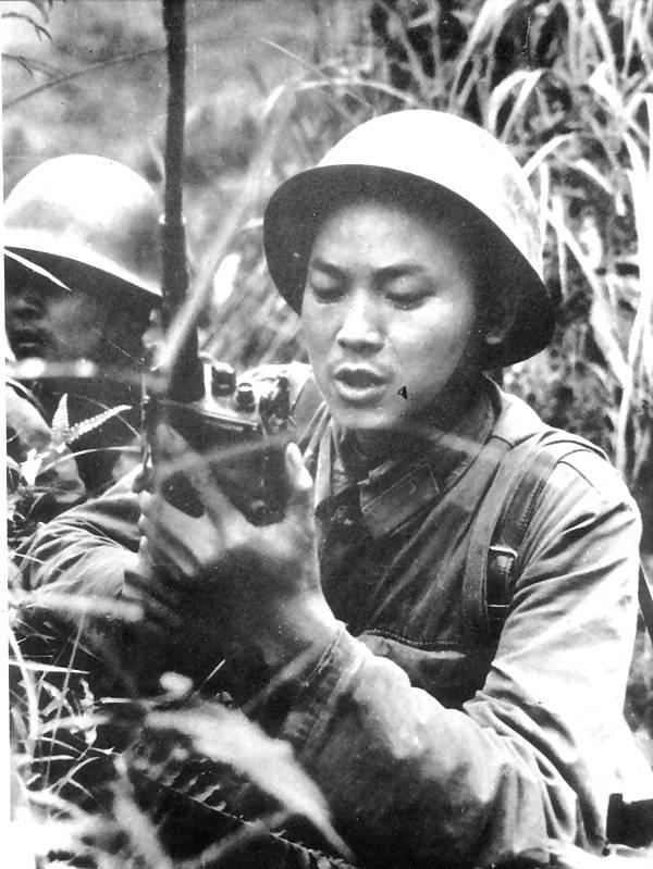 中越战争回顾:第6图幸存老兵眼含热泪,放下一朵小黄花